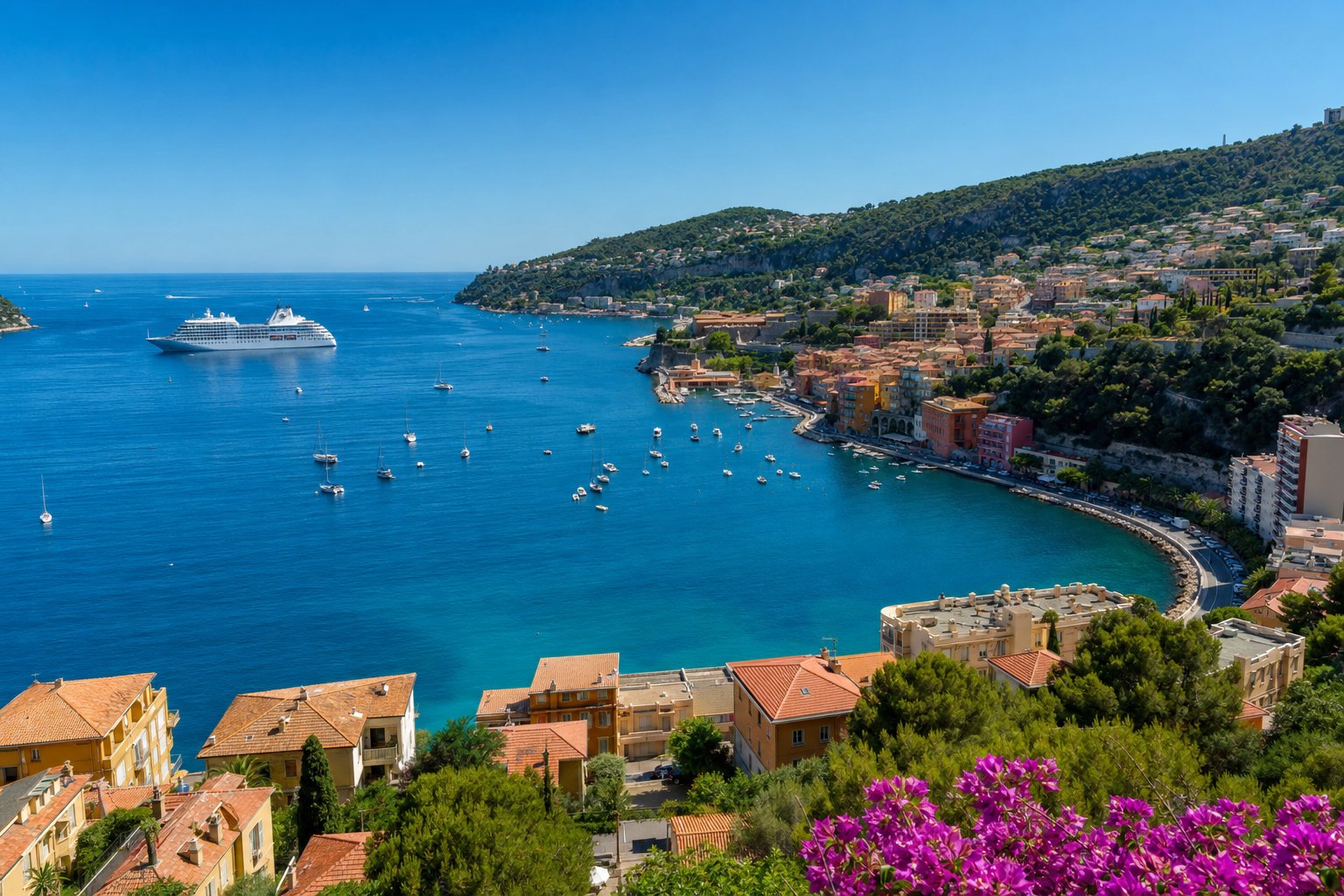 Rade de Villefranche-sur-Mer vue du ciel avec paquebot — chauffeur VTC transfert port croisières
